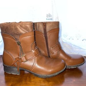 Clarks woman’s size 8.5 ankle bootie with side zipper.